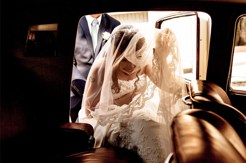 sposa che sale in auto