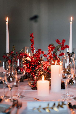 mise en place elegante classica invernale con bacche rosse
