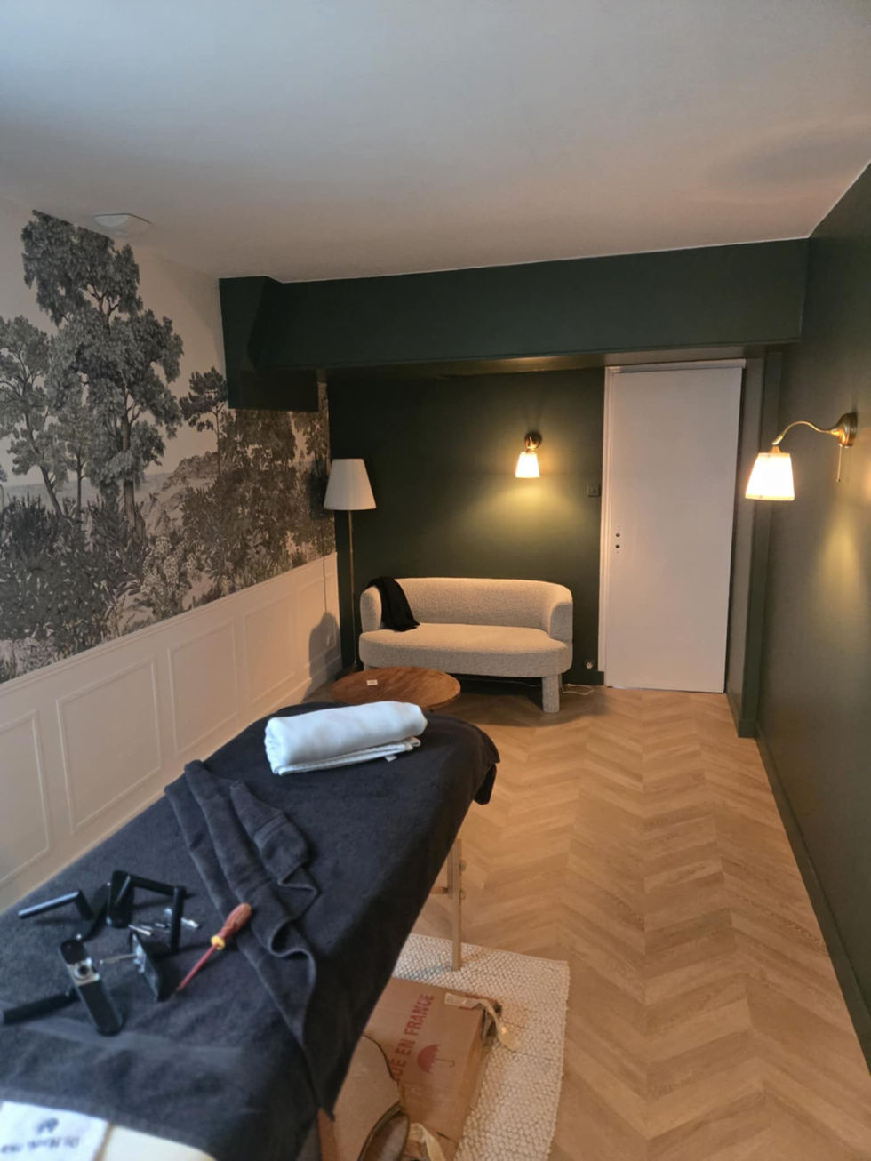 Vue d’ensemble du salon rénové