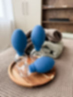 Drie blauwe cupping glazen op een houten plateau