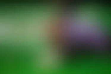 Stephen hendry aiming a snooker shot