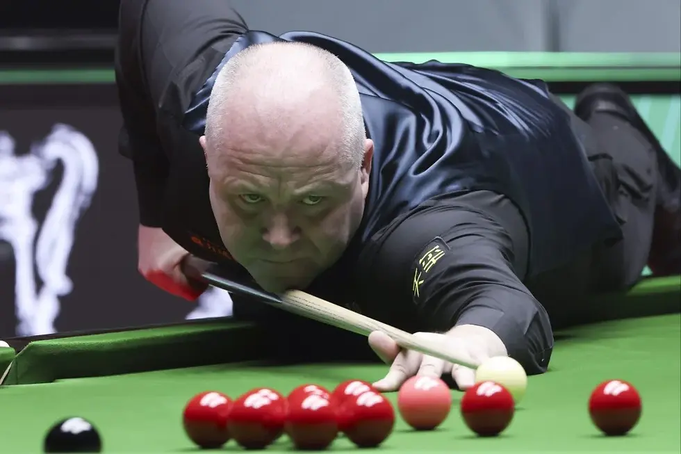 John higgins playing a snooker shot