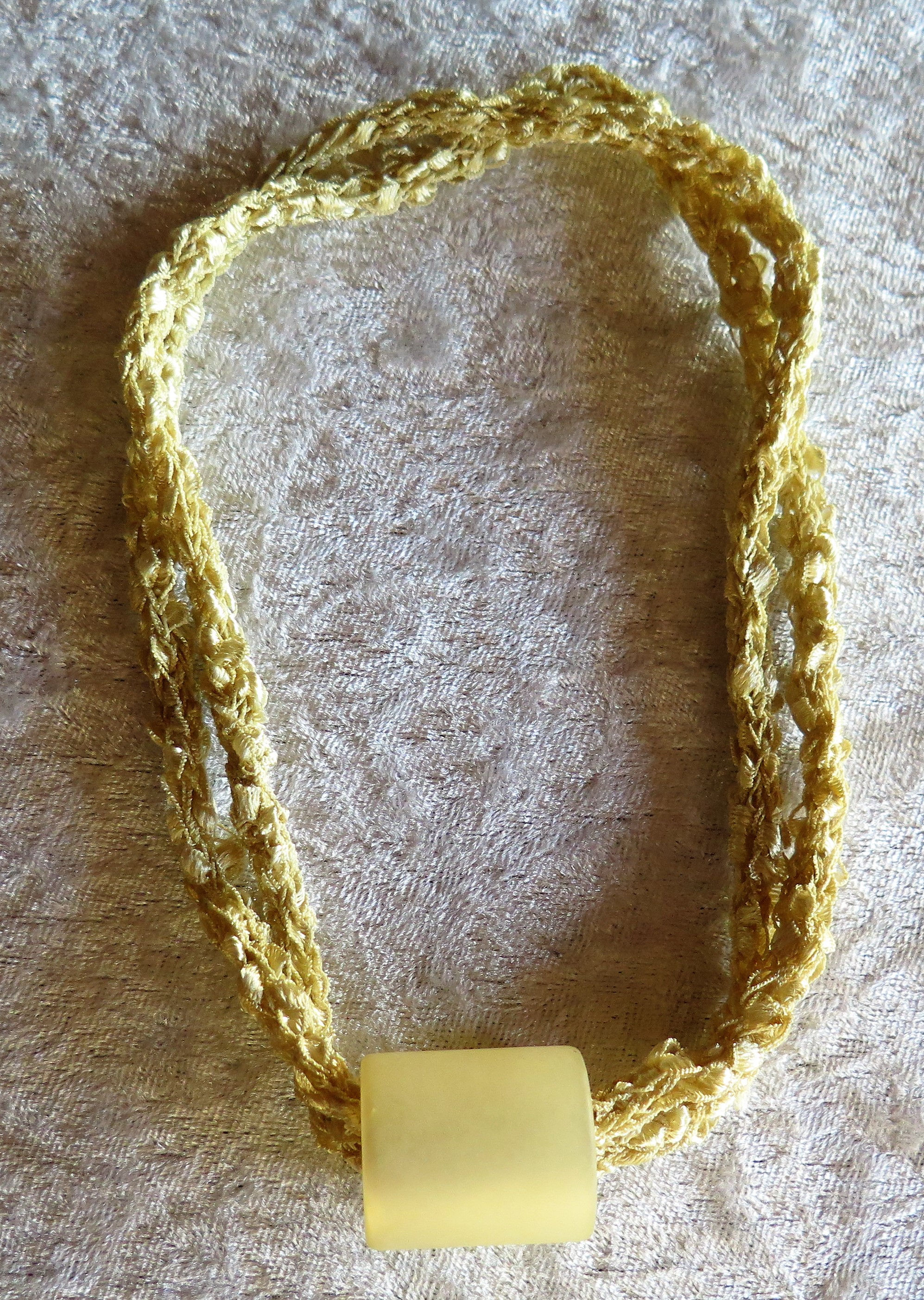 S10: Rio, dbl, gult med anheng. 46 cm.