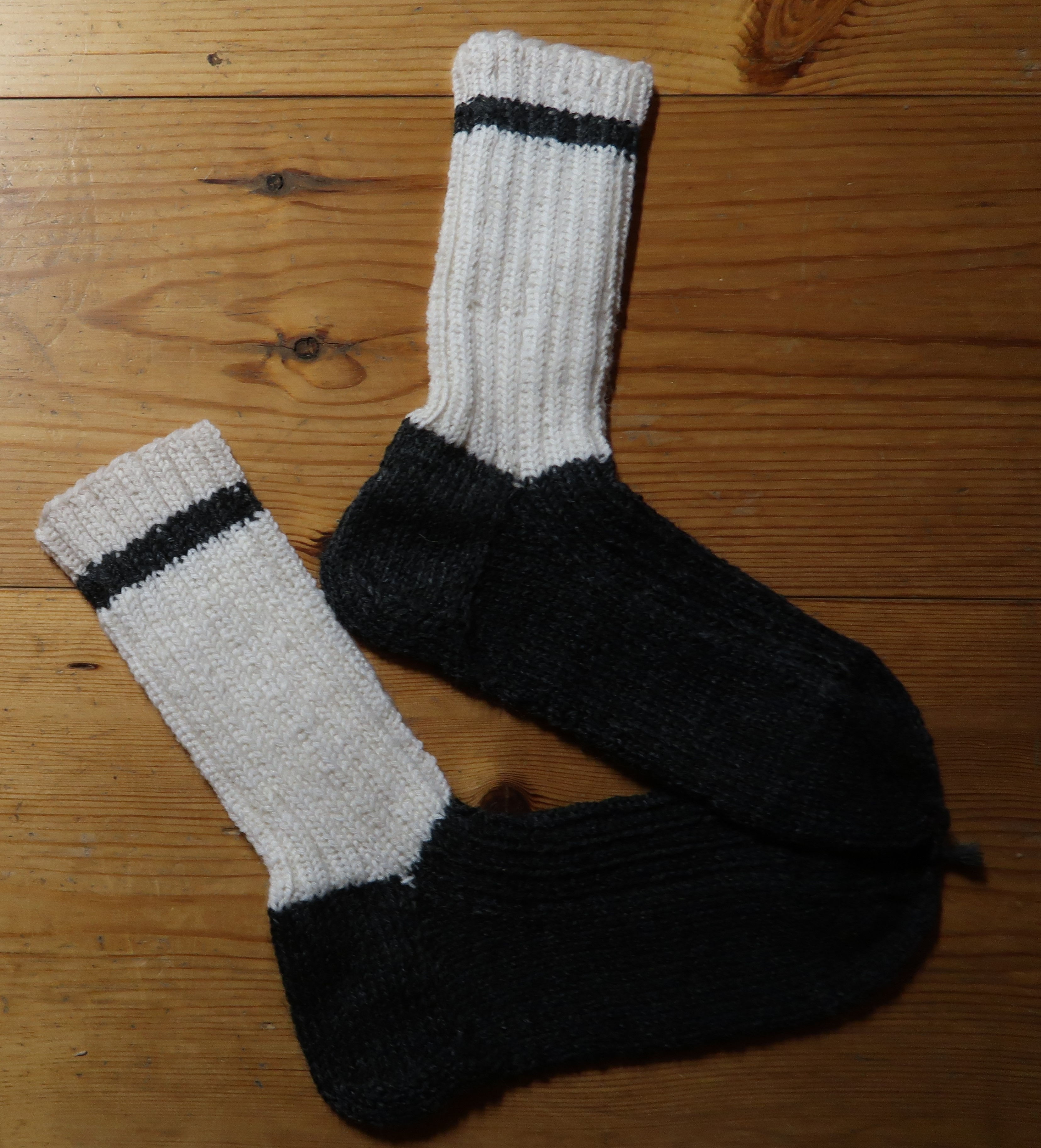 S 29f 2: Sokker i Sisu, Str.32/33, koks/hvit.