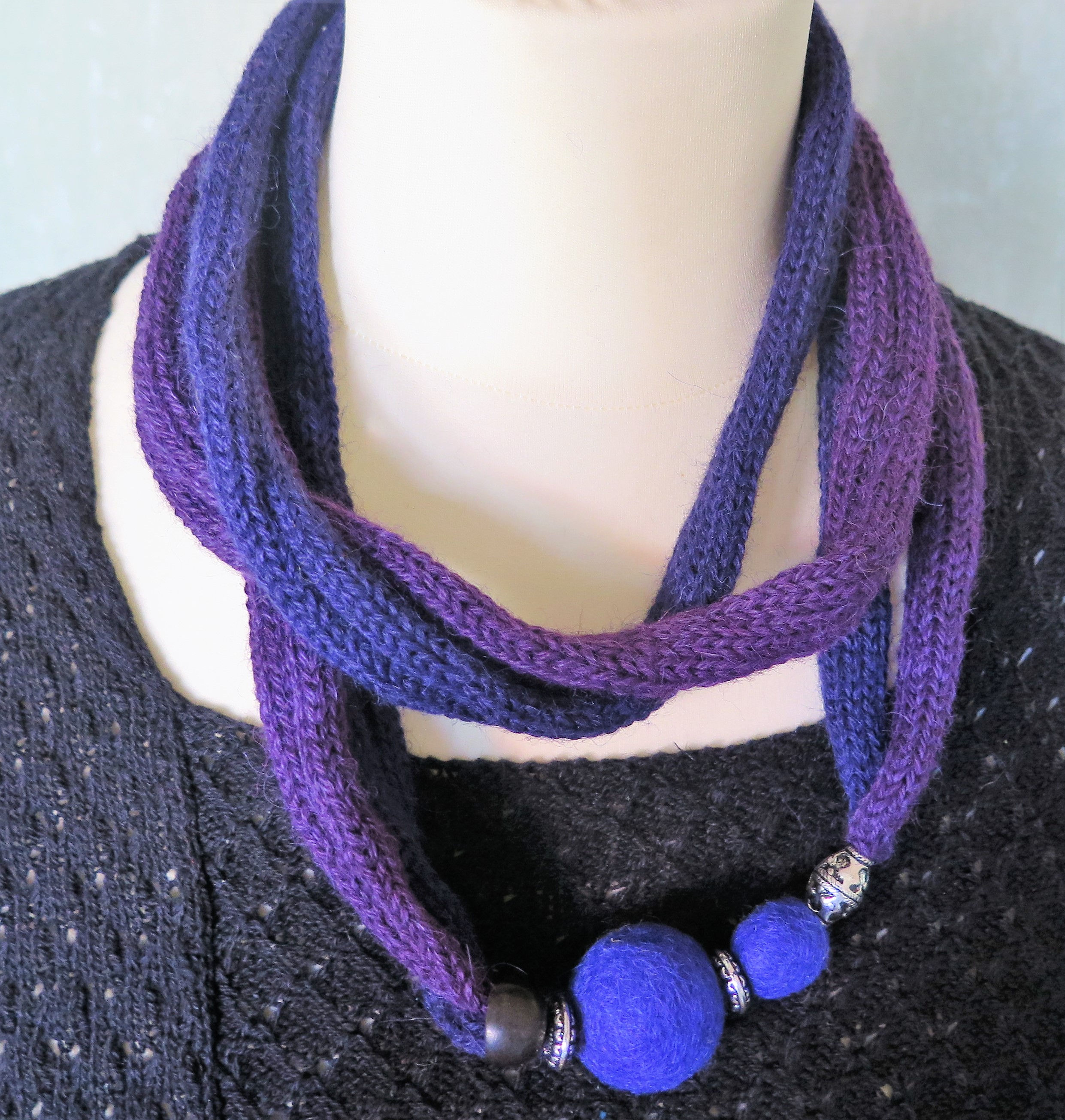 S58: Strikket i Alpakka med tova kuler og anheng. Lilla. 110 cm.