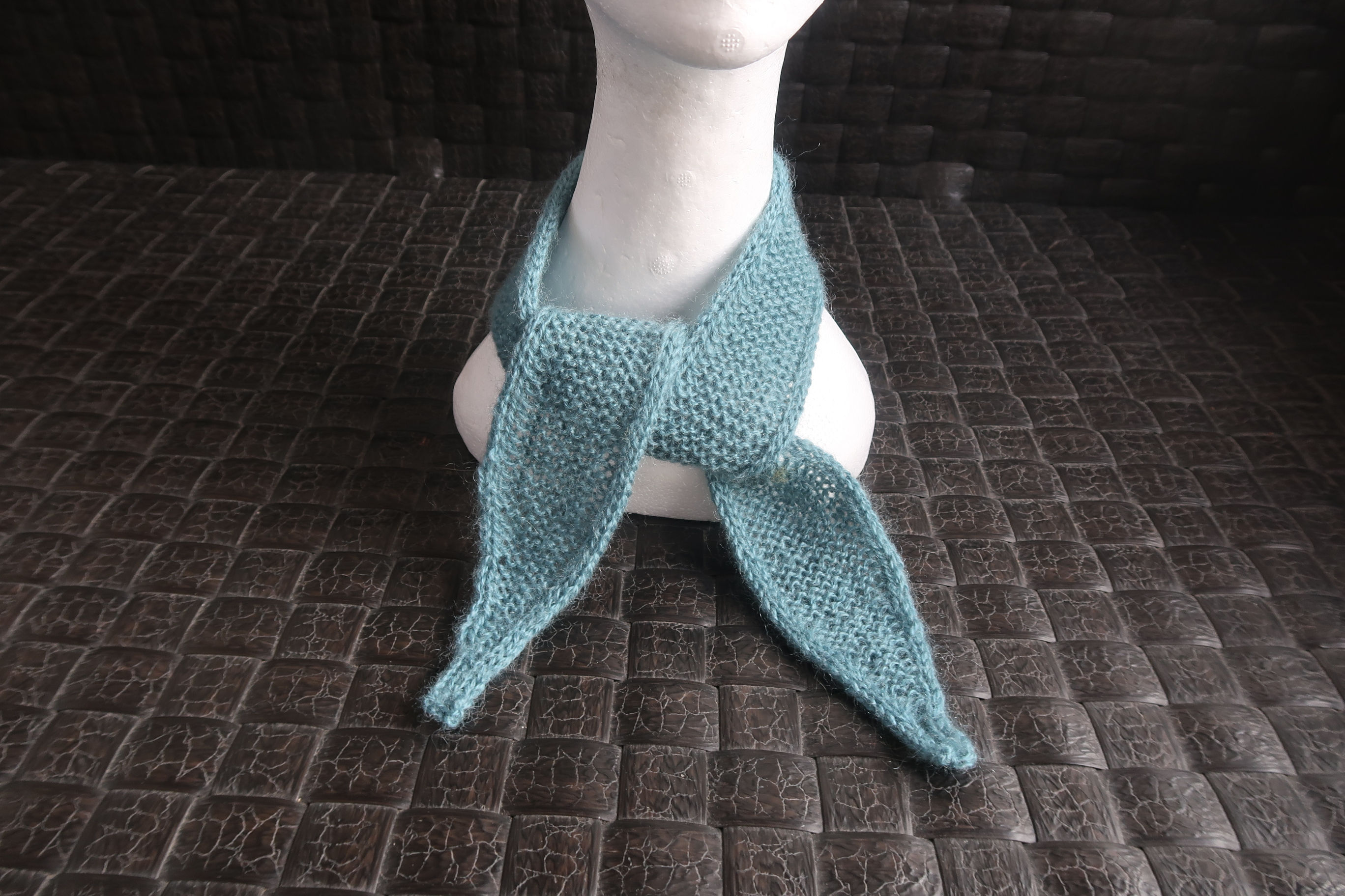 Skj.33 E: Skjerf i Kitten Mohair. 93x6cm. Blå.