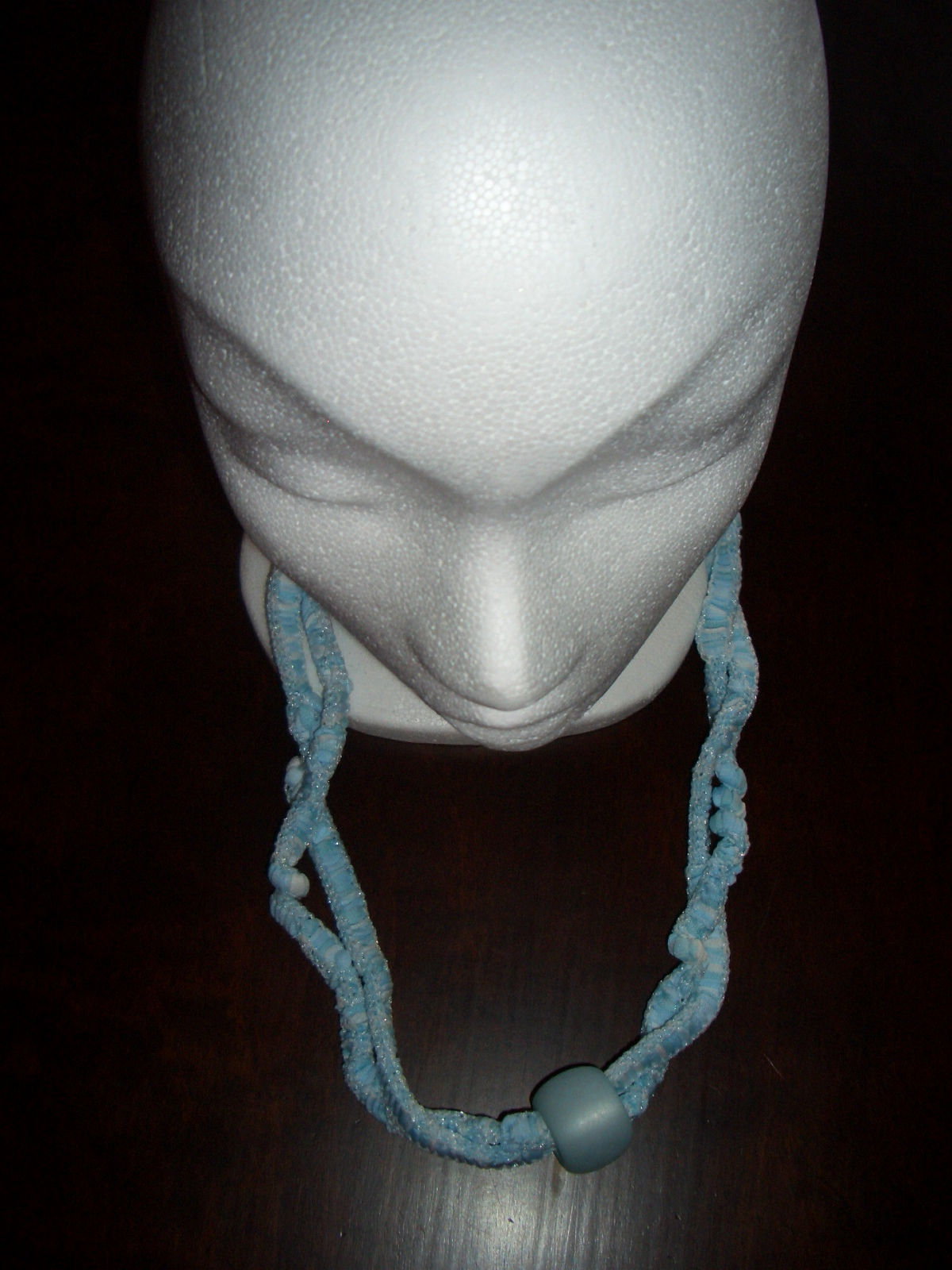 S1: Dune, dbl.lys blå, anheng og sølvlås. 70 cm.