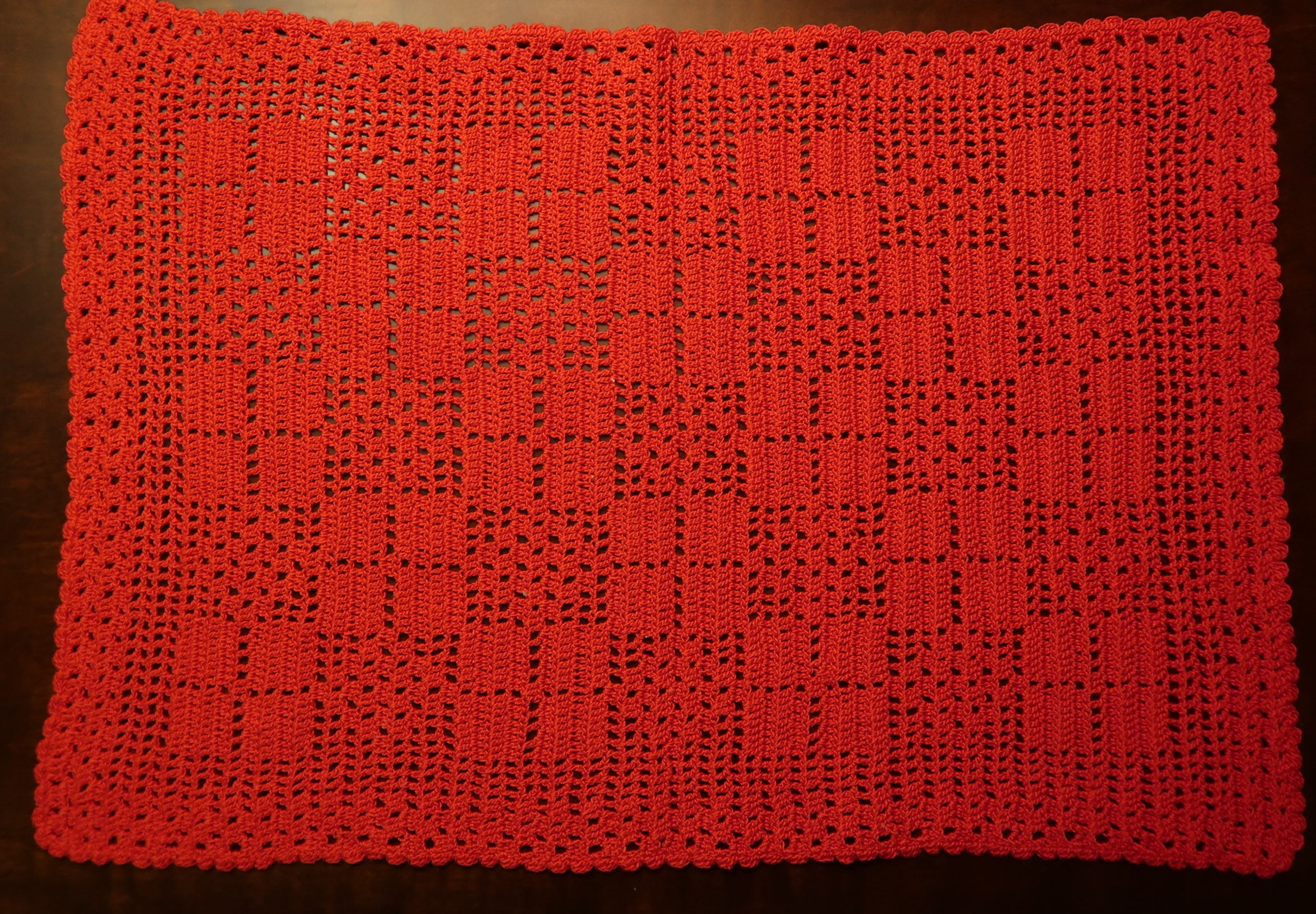 Jul94: Heklet rød brikke, 35x48 cm.