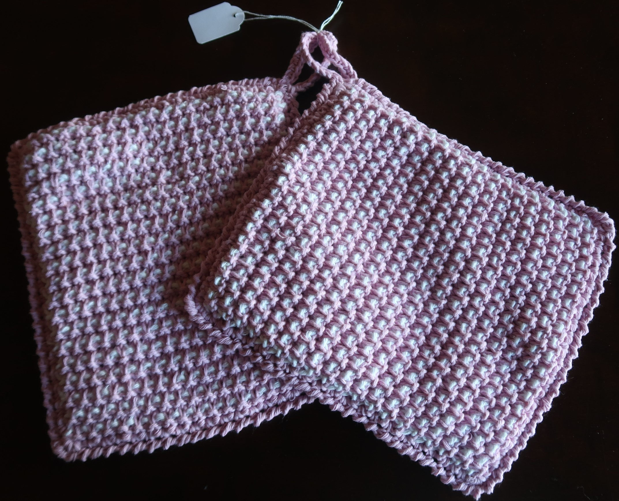 GK44: Grytekluter, 21 x 24 cm. Lys lilla/ hvit.