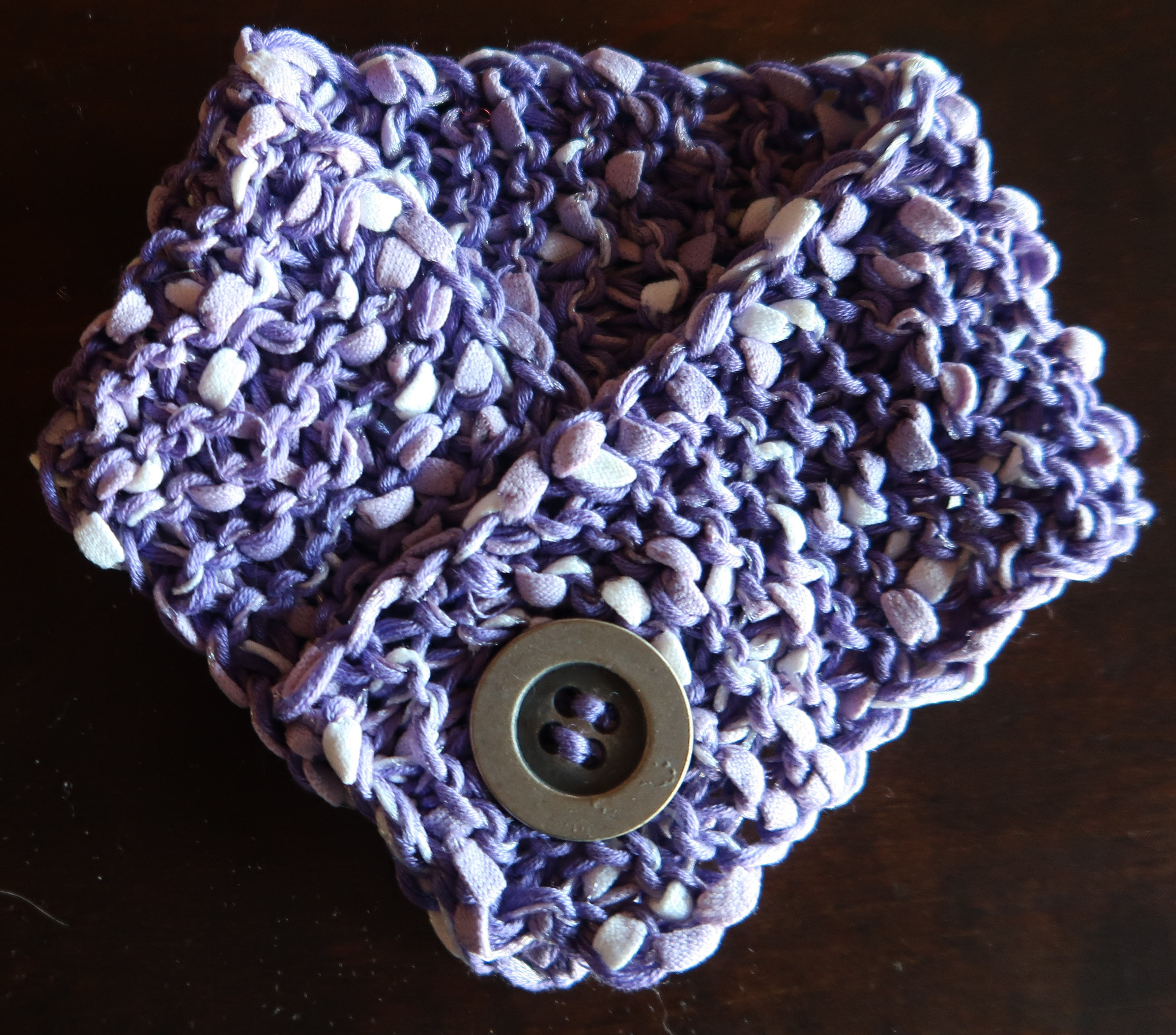 D39: Hals m/ knapp. Lilla. 6x25 cm.