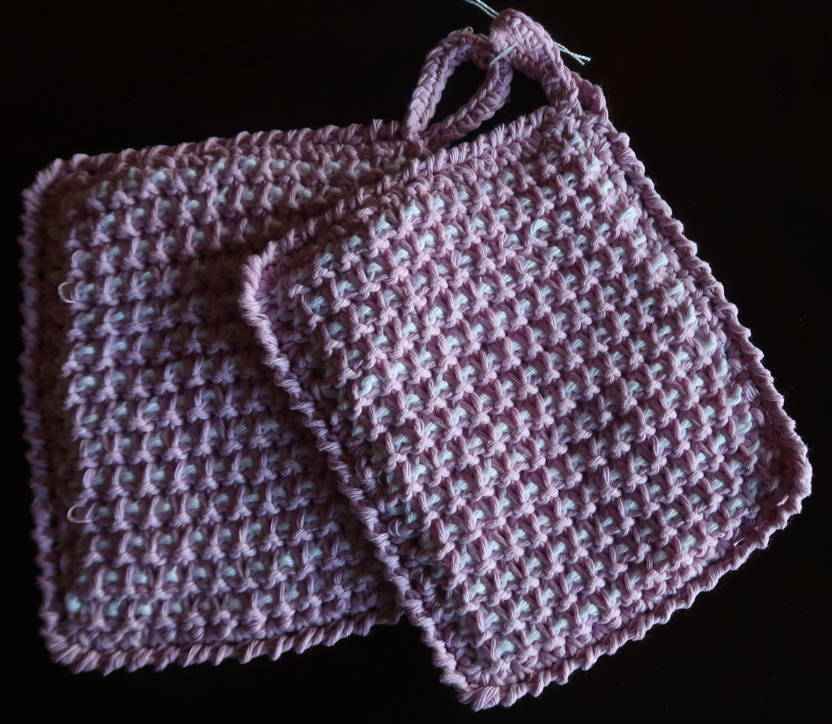 GK45: Grytekluter, 15 x 18 cm. Lys lilla/ hvit.