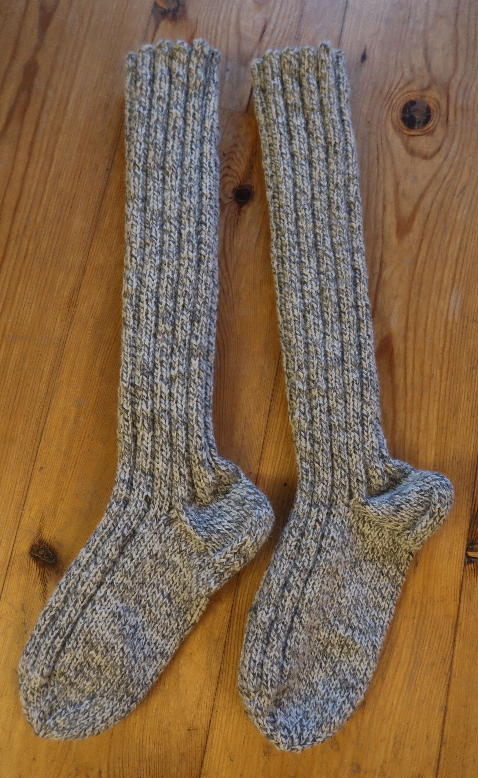 S 19: Knestrømper i Hifa sokkegarn. Str. 39-40.