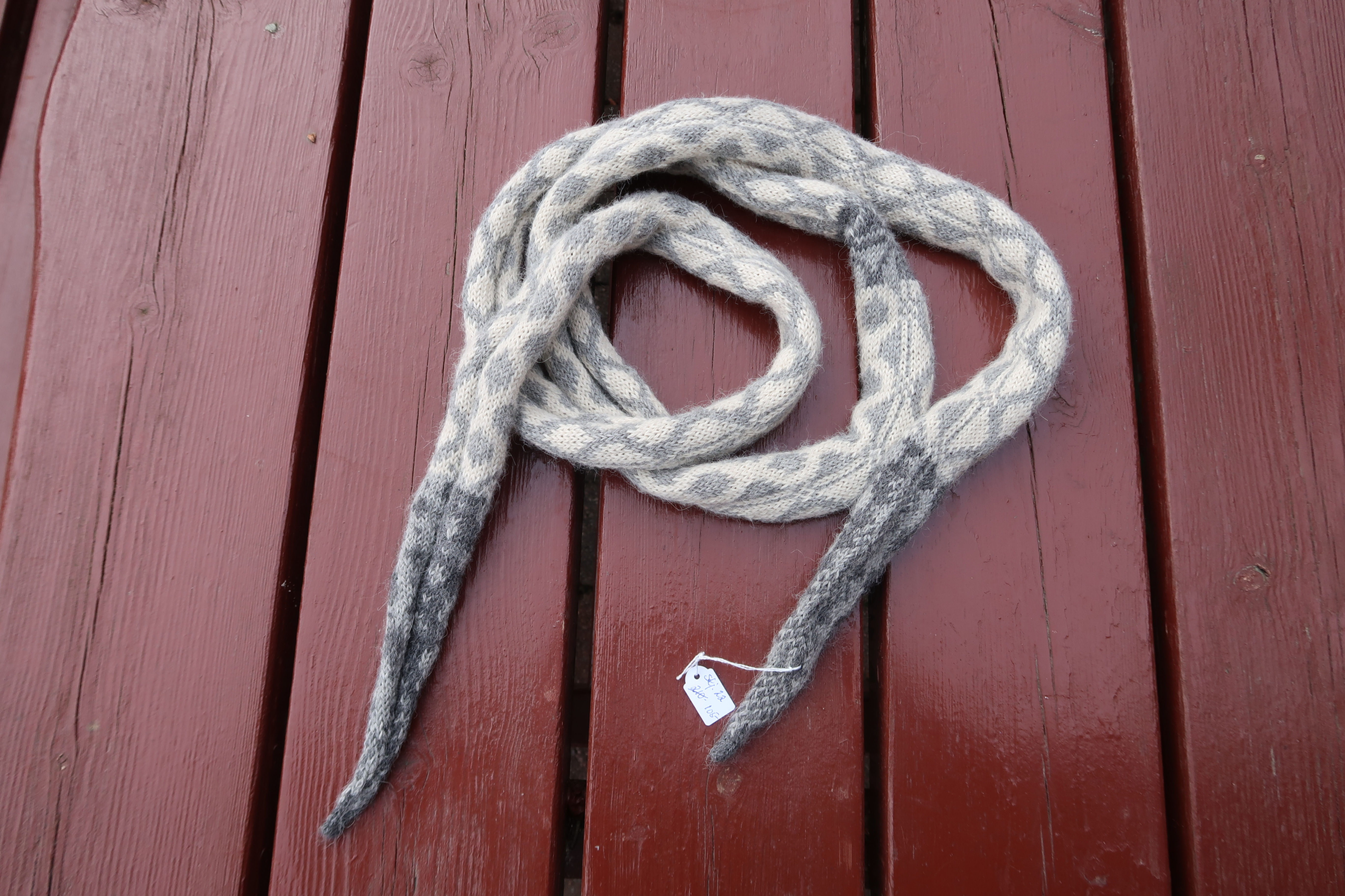 Skj 22: Langskjerf i 100 % alpakka. 230x15cm.