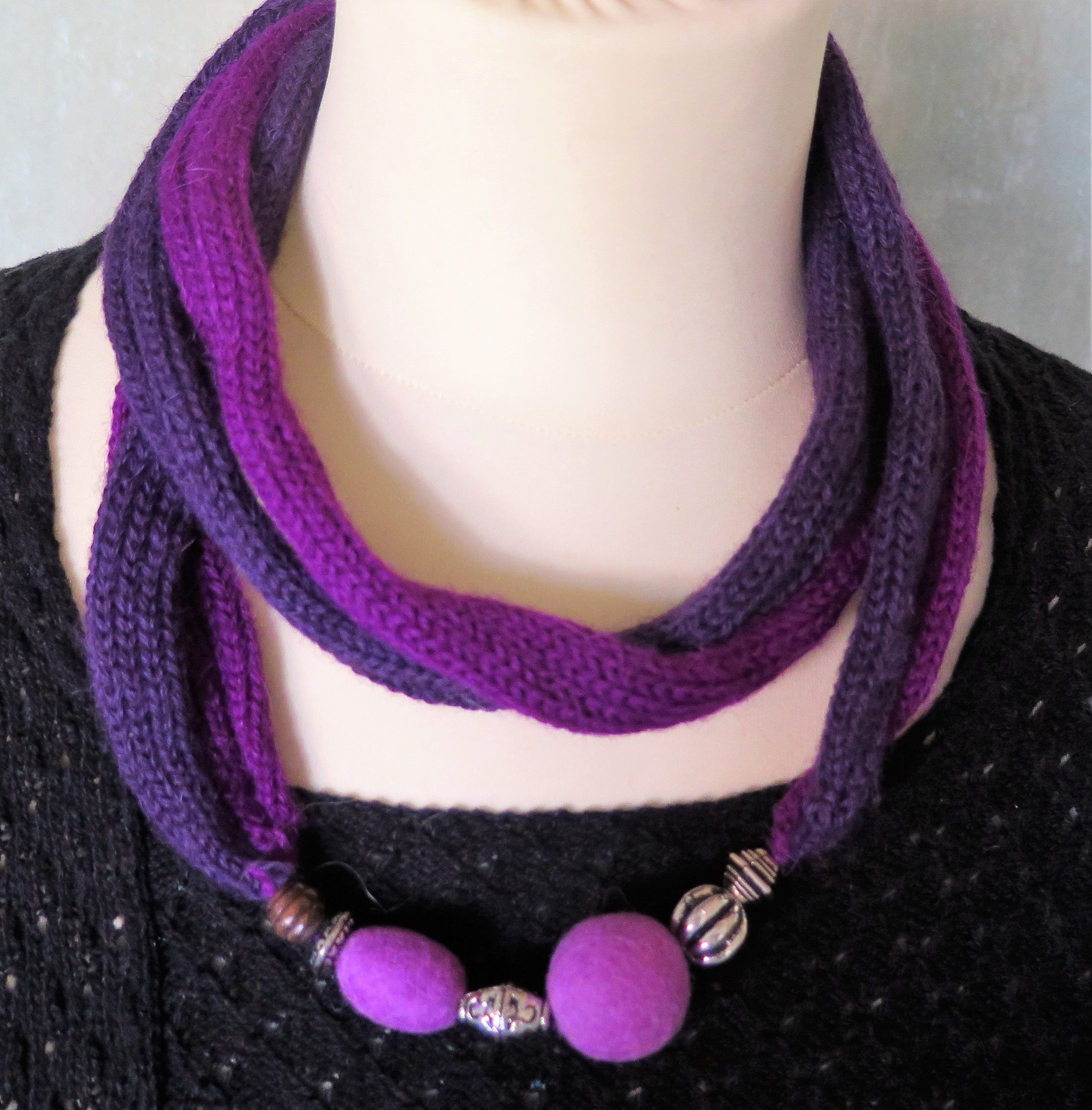 S59: Strikket i Alpakka med tova kuler og anheng. Lilla/cerise. 104 cm.