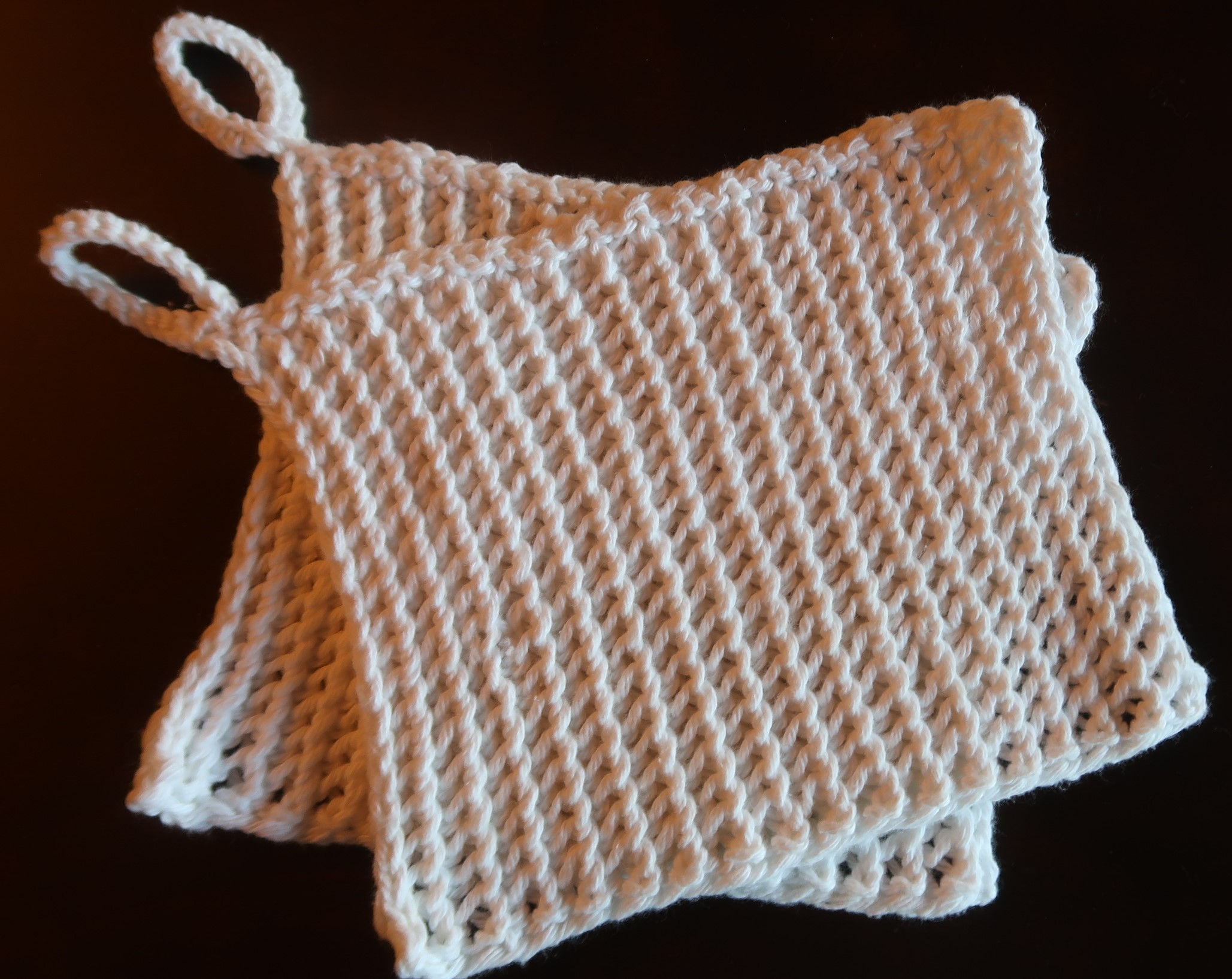 GK52: Patentstrikkede grytekluter. 17 x 20 cm. Hvite.