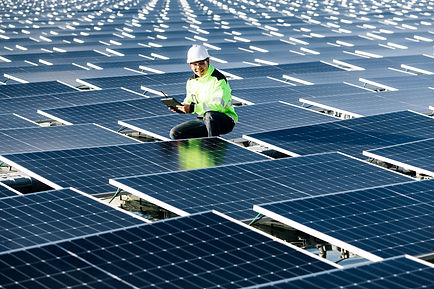 vecteezy_portrait-of-a-smiling-worker-installing-solar-batteries_11843094_212.jpeg