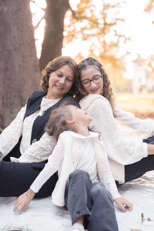 Séance photo famille mère maman filles enfants parc extérieur automne printemps lifestyle