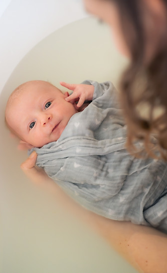 Bain enveloppé naissance bébé nouveau-né bien naitre bien-être détente emmaillotage massage bébé bain rituel du bain sensoriel lait maternel lifestyle naturel calme bienveillance à la maison, au domicile du client