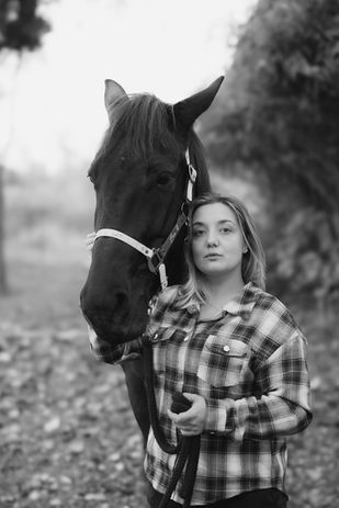 portrait séance photo animalière avec cheval et femme, confiance en soi, estime de soi, femme puissante et belle, photographie nature en extérieur, liberté, naturel, émotions, amour, complicité
