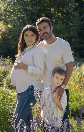shooting photo famille et grossesse avec grand-frère et ses parents dans un parc à Fontenilles
