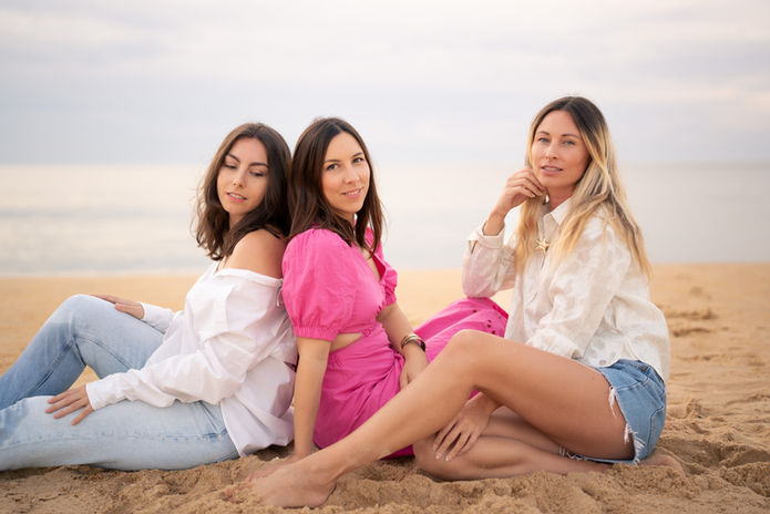 shooting photo entre filles, mère filles, entre copines, evjf, événement, anniversaire, célébration, journée de la femme, femme libre, entre sœurs, entre cousines. photo naturelle, lumière