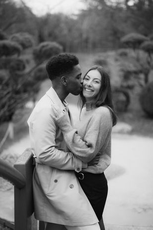 couple amoureux, émotions, intime, saint-valentin, baiser, complicité, photographie naturelle, toulouse, jardin japonais