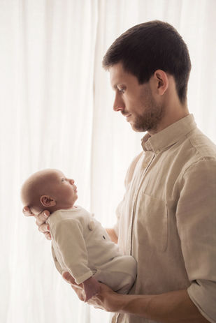 Séance photo domicile maison naissance nouveau-né bébé jeune parent jeune mère jeune père sommeil du nourrisson lifestyle lumière naturelle bienveillance calme Toulouse Tournefeuille Blagnac Muret Occitanie Plaisance-du-Touch, Seilh, Fontenilles, FOnsorbes, Léguevin, Pibrac, Brax photographe lifestyle grossesse naissance bain enveloppé famille 