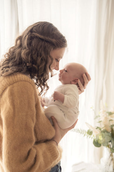 Séance nouveau-né, naissance, bébé, nourrisson à domicile. Lifestyle, reportage photo lumière naturelle, rythme de bébé. Sage-femme, bain enveloppé, pédiatre, Toulouse, Tournefeuille, Plaisance-du-Touch, Fontenilles, Fonsorbes, Saint-Lys, Muret, Gers, Léguevin, Blagnac, Aucamville, Fenouillet.