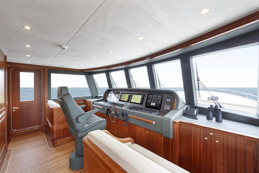 Bridge wheelhoude explorer yacht Santa Maria T