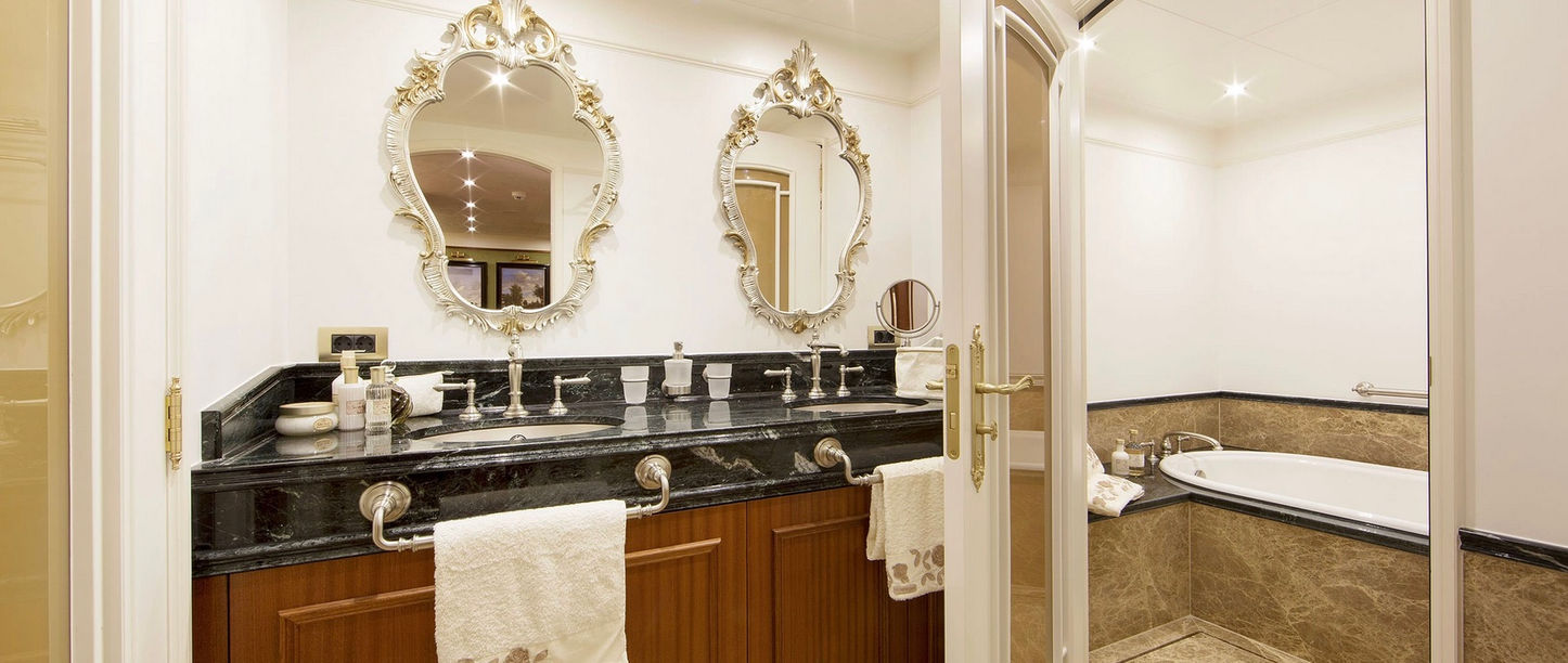 owners bathroom Santa Maria T