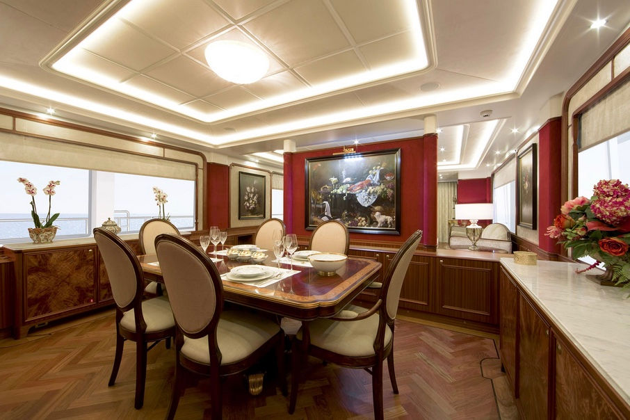 Dining room explorer yacht Santa Maria T