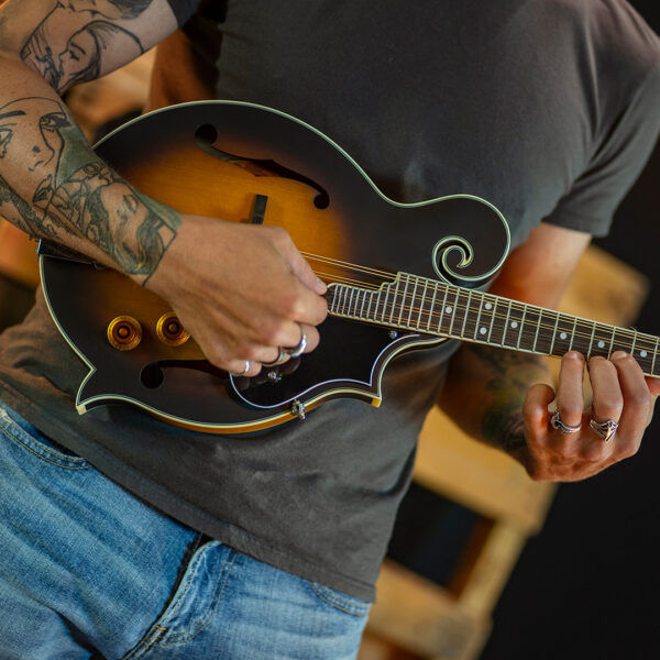 תמונה ממוזערת: Washburn M3E F-Style Acoustic-Electric Mandolin Complete Starter Pack Sunburst