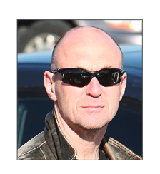 Journaliste David Booth.png