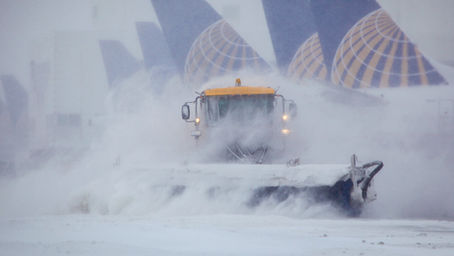 Aeropuerto de Denver permanece cerrado y miles de vuelos son cancelados por la tormenta de nieve