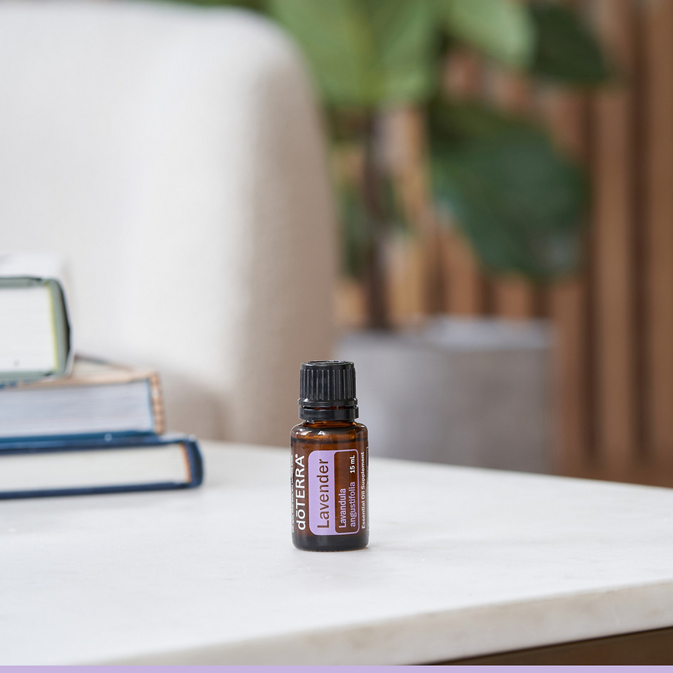 Un frasco de AE de lavanda en cima de una mesa con libros en el fondo
