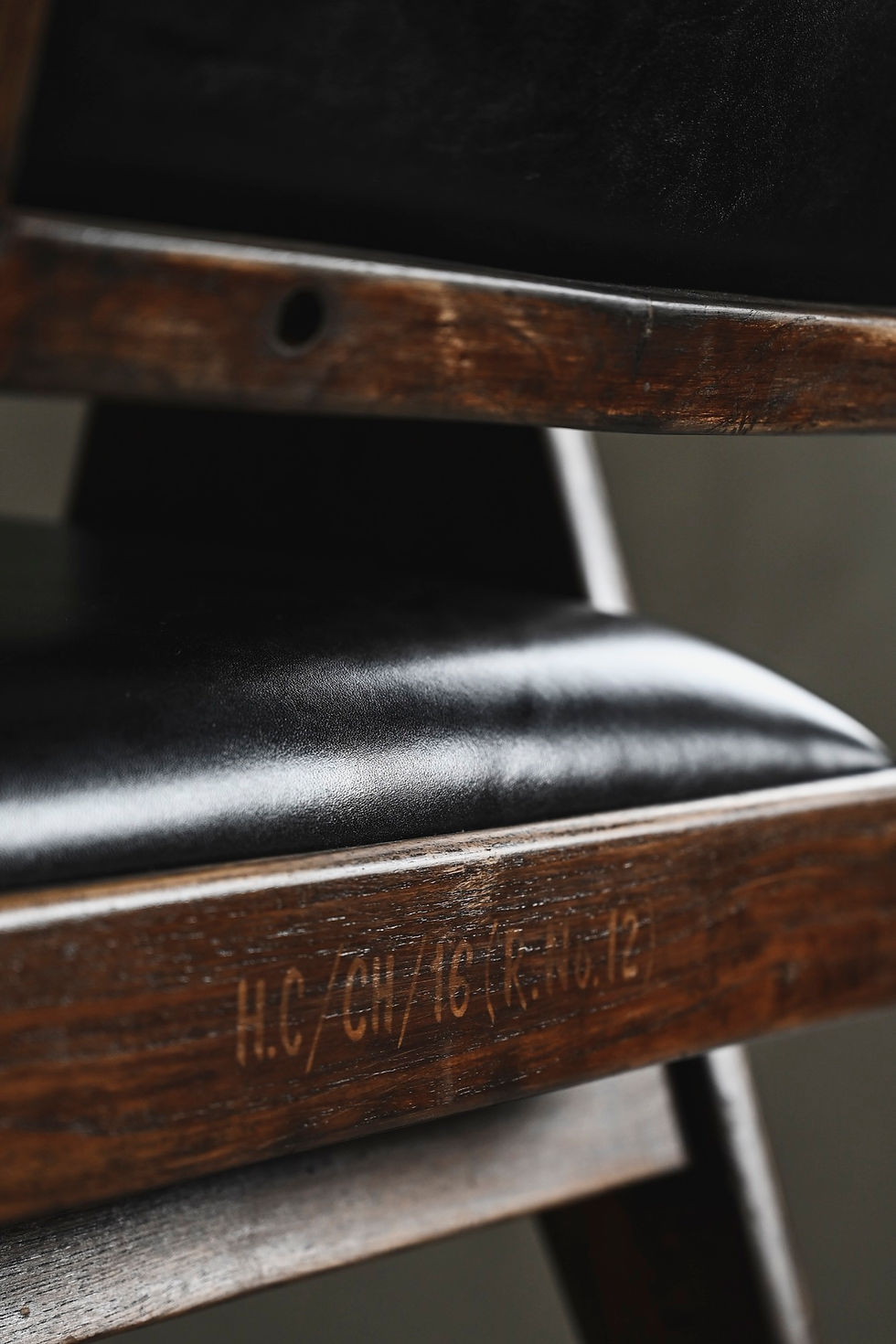 サムネイル： Pierre Jeanneret Floating Back Chair (Vintage)