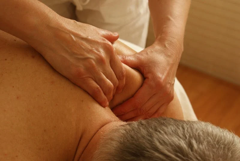 Massage Profond sur épaules