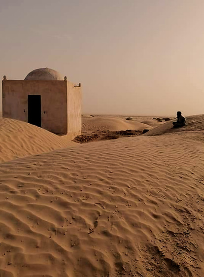 Marabouts historiques dans le désert tunisien pour voyage spirituel et immersion culturelle
