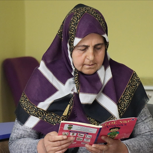 Çalışmaya gittiği okulda 49 yaşında çocukluk hayali okuma yazmayı öğrendi