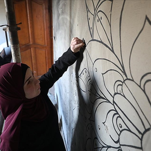 İsrail saldırısında gözünü kaybeden Gazzeli kadın, engeline rağmen resim yapıyor