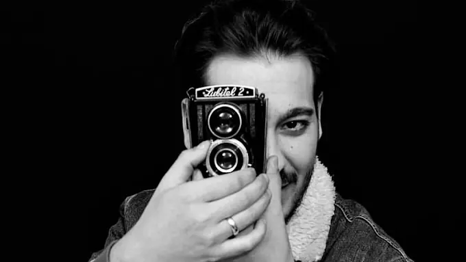 “Gökhan Çıkrıkçıoğlu Fotoğraf stüdyosu”: İzmir’in Masalsı Anılar Atölyesi