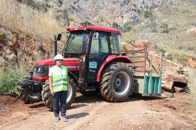 Kadın girişimci traktörü ile aile bütçesine katkı sağlıyor