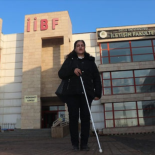 Görme engelli 3 çocuk annesi 49 yaşında üniversiteli oldu