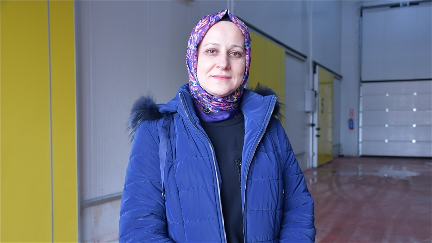 Kadın girişimci devlet desteğiyle kurduğu soğuk hava deposunda köylülerin meyvelerini saklıyor