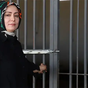 Kadın girişimci köyünü resmen üretim üssüne çevirdi: 3 çocuk annesiydi, şimdi dev çiftliğin patronu!