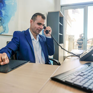 Görme engelli santral görevlisi, rehber gibi hafızasıyla üniversitenin telefon trafiğini yönetiyor