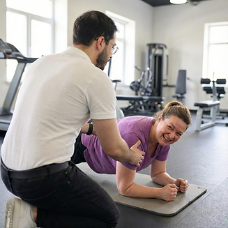 Personal Training in Osnabrück mit Frau Violet Shirt.png