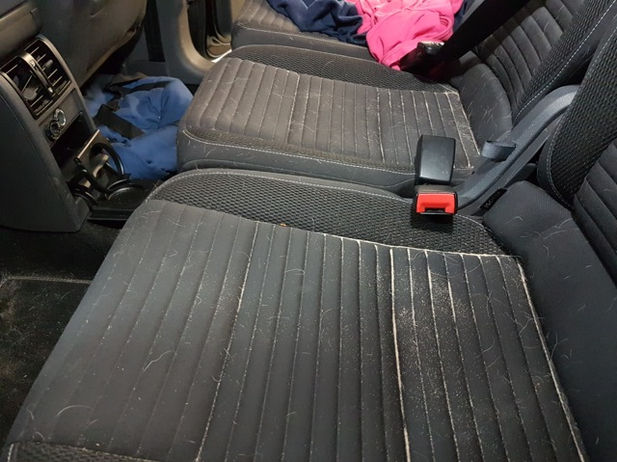 Sièges arrière de voiture sales, besoin de nettoyage