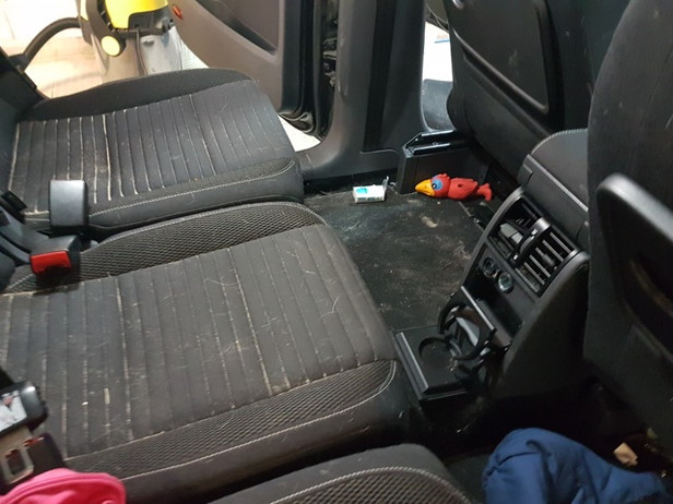 Sièges arrière sales d'une voiture nécessitant un nettoyage