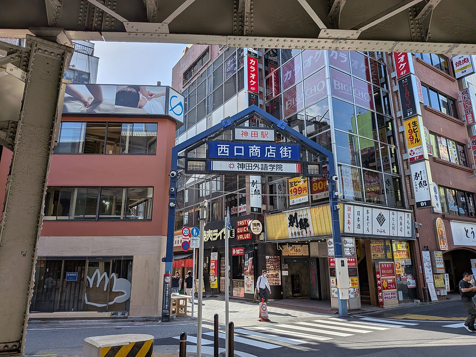 西口商店街を直進してください。